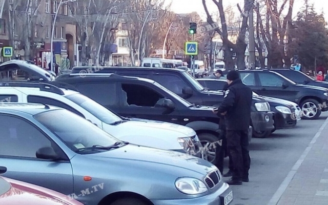 На парковке ограбили дорогой автомобиль средь бела дня (ФОТО) Фото № 1 На парковке ограбили дорогой автомобиль средь бела дня (ФОТО) Фото № 1