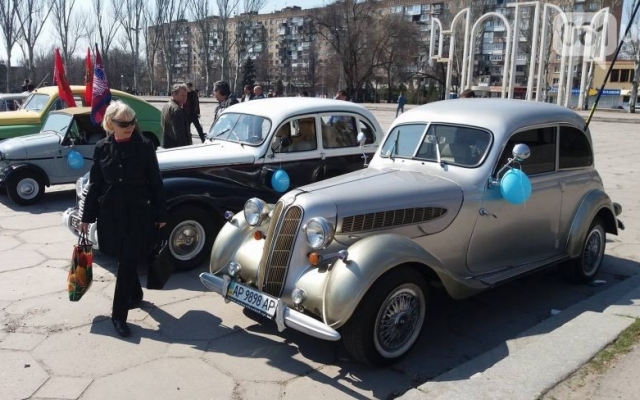 Смотрите: в центре Запорожья выставка ретро-авто Фото № 1 Смотрите: в центре Запорожья выставка ретро-авто Фото № 1