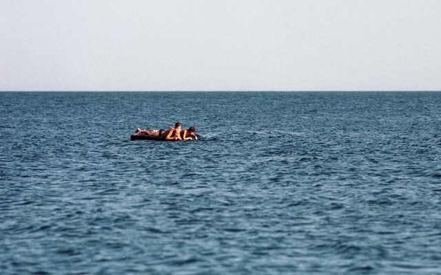 На запорожском курорте в Азовском море спасали молодую пару Фото № 0 На запорожском курорте в Азовском море спасали молодую пару Фото № 0