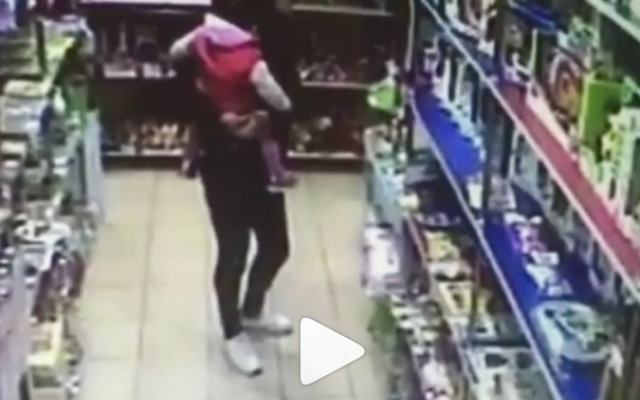 Запорожанка воровала товар в магазине, пряча его в одежду ребенка (ВИДЕО) Фото № 0 Запорожанка воровала товар в магазине, пряча его в одежду ребенка (ВИДЕО) Фото № 0