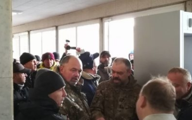Здание Запорожской облгосадминистрации заполонили люди в камуфляже (ФОТО) Фото № 0 Здание Запорожской облгосадминистрации заполонили люди в камуфляже (ФОТО) Фото № 0