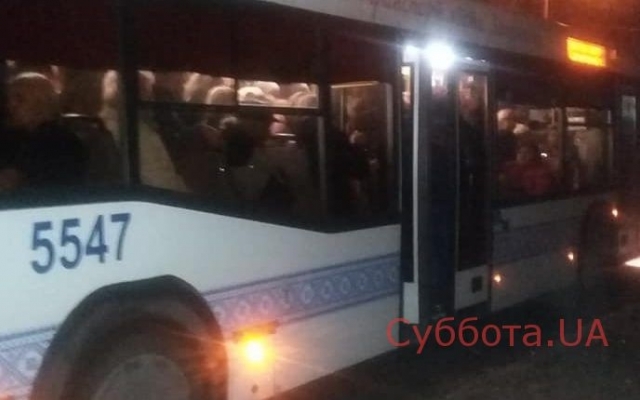 Набились как селедки: Запорожском автобусе не закрывались двери (ФОТО) Фото № 2 Набились как селедки: Запорожском автобусе не закрывались двери (ФОТО) Фото № 2