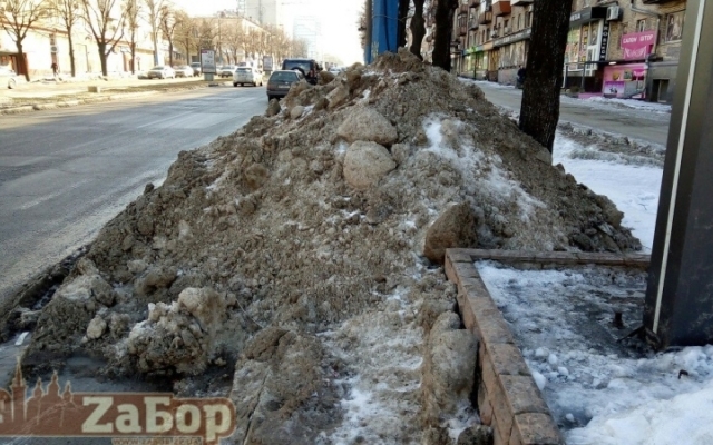 Коммунальные службы взяли автомобили запорожан в снежный Коммунальные службы взяли автомобили запорожан в снежный