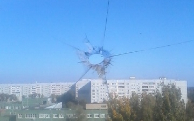 Жителям многоэтажки расстреляли окна Фото № 0 Жителям многоэтажки расстреляли окна Фото № 0