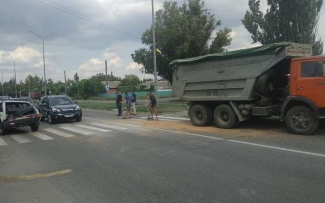 На запорожском курорте легковушку снес зерновоз (ФОТО) Фото № 1 На запорожском курорте легковушку снес зерновоз (ФОТО) Фото № 1