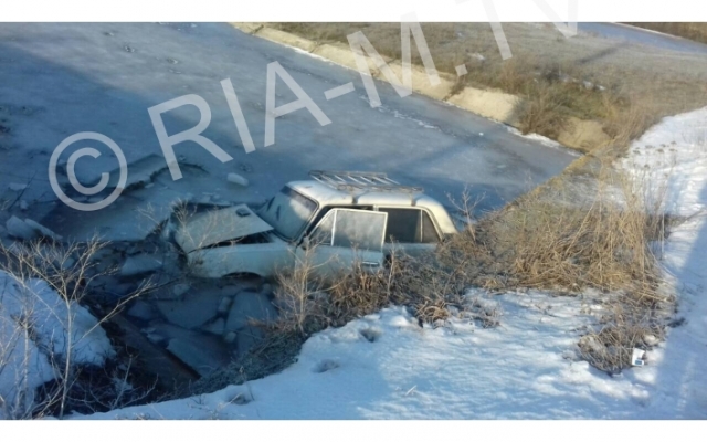 Фотофакт: Водитель утопил свой автомобиль в реке Фото № 3 Фотофакт: Водитель утопил свой автомобиль в реке Фото № 3