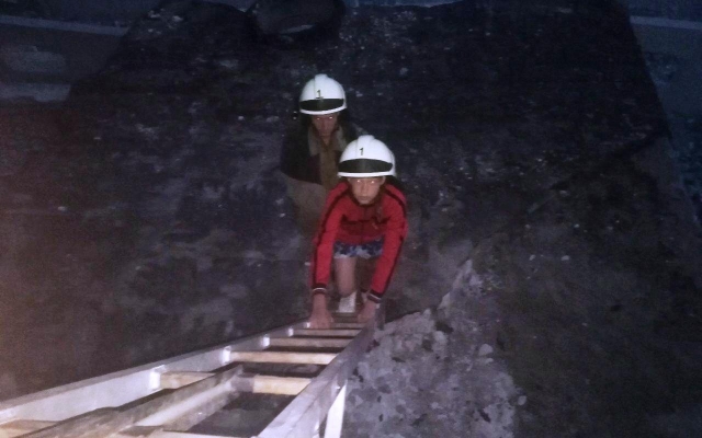 14-летнего подростка снимали с крыши дома (ФОТО) Фото № 0 14-летнего подростка снимали с крыши дома (ФОТО) Фото № 0