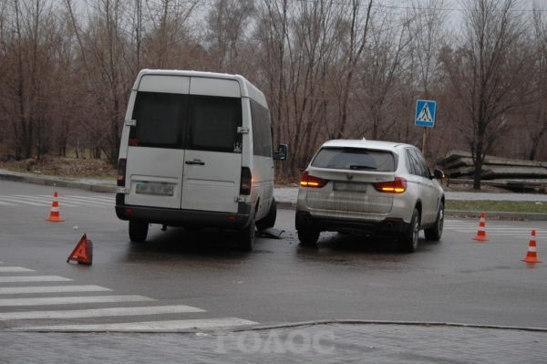 На проблемном перекрестке опять авария, теперь с маршруткой Фото № 1 На проблемном перекрестке опять авария, теперь с маршруткой Фото № 1