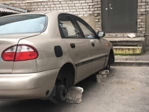 В Запорожье автомобиль стоял на кирпичах Фото № 0 В Запорожье автомобиль стоял на кирпичах Фото № 0