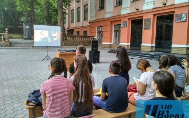 Жители Запорожской области смотрели фильмы под открытым небом (ФОТО) Фото № 1 Жители Запорожской области смотрели фильмы под открытым небом (ФОТО) Фото № 1