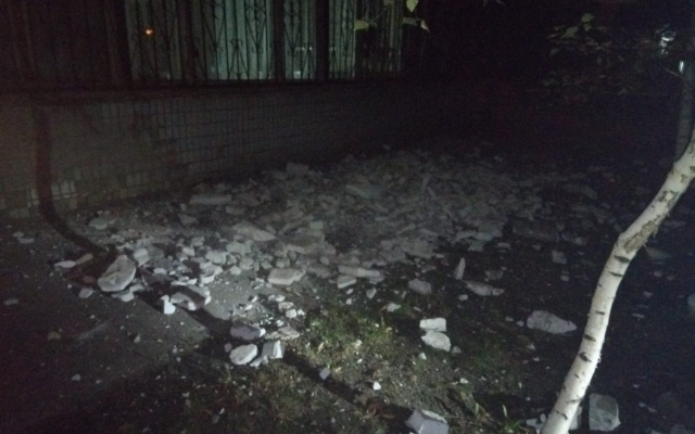 В Запорожье огромный 200-килограммовый кусок плитки и цемента чуть не убил военного (ФОТО) Фото № 1 В Запорожье огромный 200-килограммовый кусок плитки и цемента чуть не убил военного (ФОТО) Фото № 1