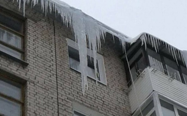 Опасность: В Запорожье с крыши дома свисает огромная сосулька (ФОТО) Фото № 0 Опасность: В Запорожье с крыши дома свисает огромная сосулька (ФОТО) Фото № 0