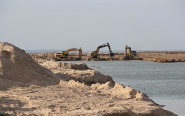 В Кирилловке расчищают промоину между морем и лиманом (ВИДЕО) Фото № 5 В Кирилловке расчищают промоину между морем и лиманом (ВИДЕО) Фото № 5