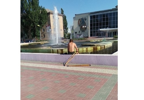 Курьезы: Мужчина устроил в фонтане ванную (ФОТО) Фото № 0 Курьезы: Мужчина устроил в фонтане ванную (ФОТО) Фото № 0