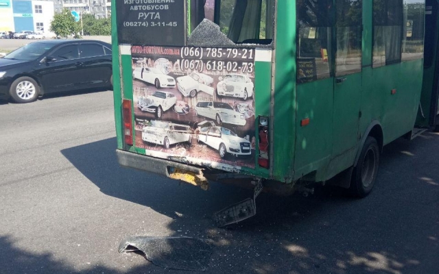 В Запорожье произошло серьезное ДТП с маршруткой, есть пострадавшие (ФОТО) Фото № 1 В Запорожье произошло серьезное ДТП с маршруткой, есть пострадавшие (ФОТО) Фото № 1