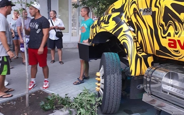 В Запорожской области разгорелся скандал с необычным авто (ФОТО) Фото № 3 В Запорожской области разгорелся скандал с необычным авто (ФОТО) Фото № 3