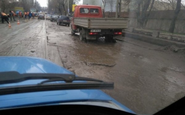 Автомобилистов предупреждают о масштабной пробке (ФОТО) Фото № 1 Автомобилистов предупреждают о масштабной пробке (ФОТО) Фото № 1