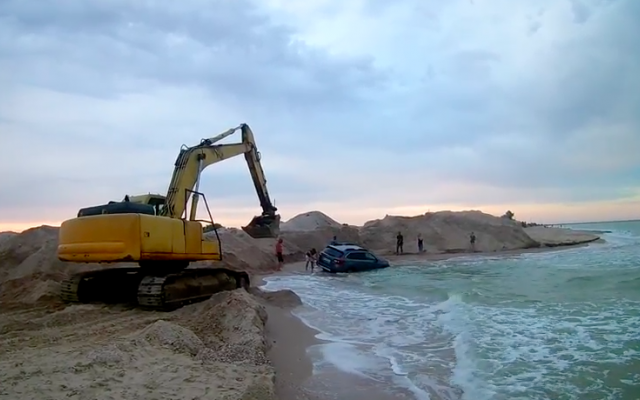На запорожском курорте автомобилист застрял в море (ФОТО, ВИДЕО) Фото № 0 На запорожском курорте автомобилист застрял в море (ФОТО, ВИДЕО) Фото № 0