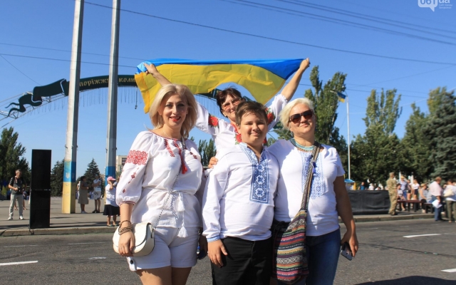 В сети опубликовали яркие фотоснимки известных запорожцев в вышиванках Фото № 4 В сети опубликовали яркие фотоснимки известных запорожцев в вышиванках Фото № 4