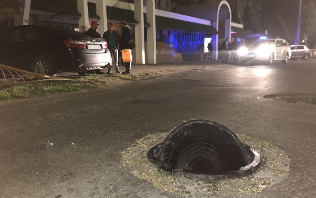 В Бердянске из-за открытого люка автомобиль въехал в остановку (ФОТО) Фото № 0 В Бердянске из-за открытого люка автомобиль въехал в остановку (ФОТО) Фото № 0