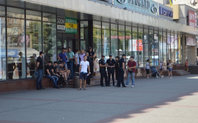 Запорожцы пикетировали торговый центр Запорожцы пикетировали торговый центр