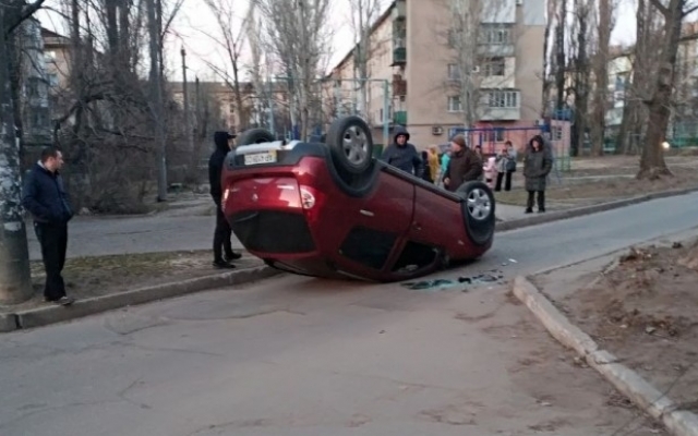В Запорожской области машина едва не вылетела на детскую площадку: Автомобиль перевернуло (ВИДЕО) Фото № 1 В Запорожской области машина едва не вылетела на детскую площадку: Автомобиль перевернуло (ВИДЕО) Фото № 1