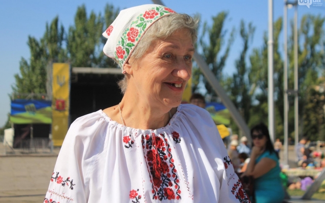 В сети опубликовали яркие фотоснимки известных запорожцев в вышиванках Фото № 8 В сети опубликовали яркие фотоснимки известных запорожцев в вышиванках Фото № 8