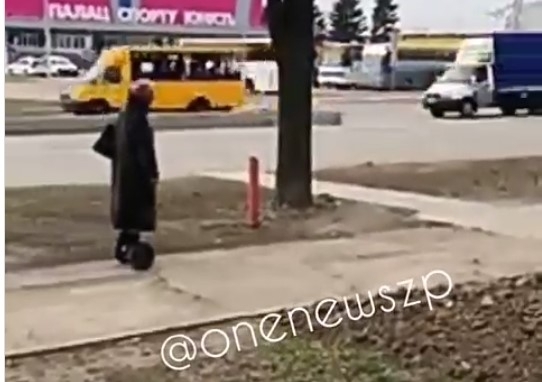 В Запорожье замечена прогрессивная старушка на гироскутере (ВИДЕО) Фото № 0 В Запорожье замечена прогрессивная старушка на гироскутере (ВИДЕО) Фото № 0