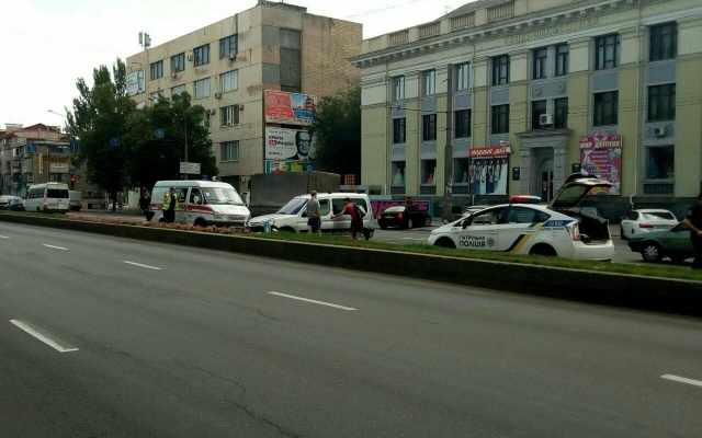 В центре Запорожья минивен врезался в разделитель (ФОТО) Фото № 0 В центре Запорожья минивен врезался в разделитель (ФОТО) Фото № 0