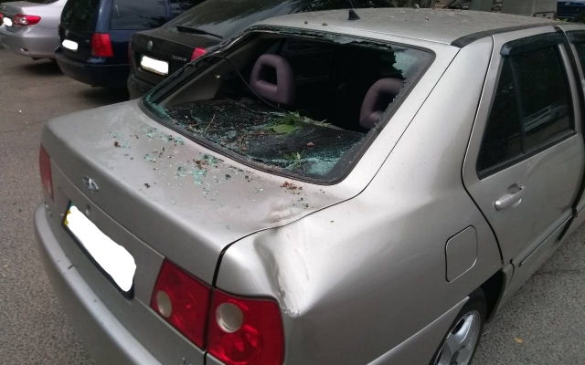 В одном из дворов города упавшее дерево сильно повредило автомобиль (ФОТО) Фото № 0 В одном из дворов города упавшее дерево сильно повредило автомобиль (ФОТО) Фото № 0