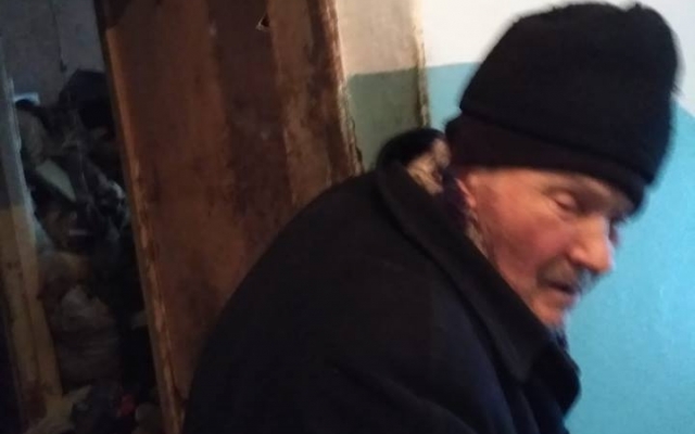Запорожец-плюшкин захламил свою квартиру так, что живет теперь в подъезде (ФОТО) Фото № 1 Запорожец-плюшкин захламил свою квартиру так, что живет теперь в подъезде (ФОТО) Фото № 1