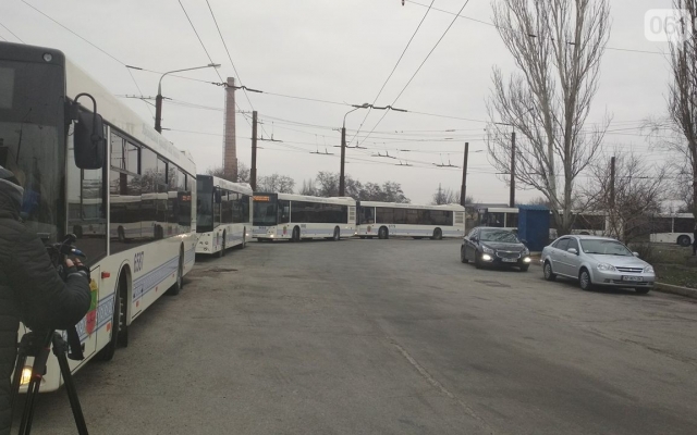 В Запорожье на час задержали выход на маршрут новых автобусов: Чиновники ждали журналистов TV5 (ФОТО) Фото № 4 В Запорожье на час задержали выход на маршрут новых автобусов: Чиновники ждали журналистов TV5 (ФОТО) Фото № 4