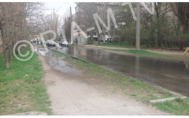 Фотофакт: По городу текут фекальные Фотофакт: По городу текут фекальные