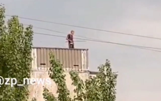 Курьезы: В Запорожье мужчина рыбачил с крыши многоэтажки (ВИДЕО) Фото № 0 Курьезы: В Запорожье мужчина рыбачил с крыши многоэтажки (ВИДЕО) Фото № 0