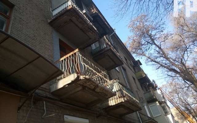 В одном из домов Запорожья камни падают на головы прохожих. ФОТО Фото № 0 В одном из домов Запорожья камни падают на головы прохожих. ФОТО Фото № 0
