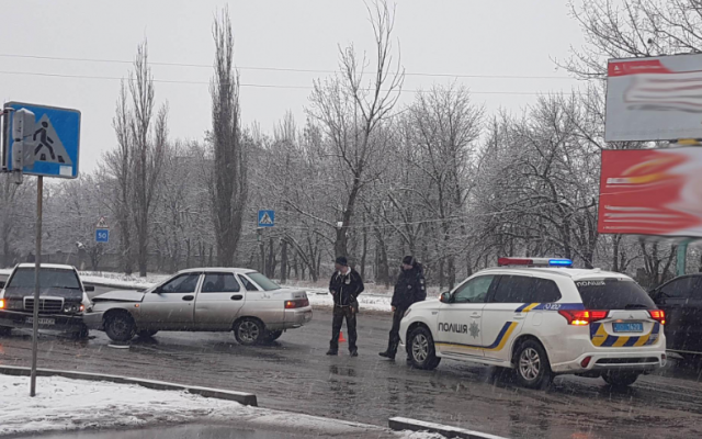Под Запорожьем на скользкой дороге в ДТП попал Под Запорожьем на скользкой дороге в ДТП попал