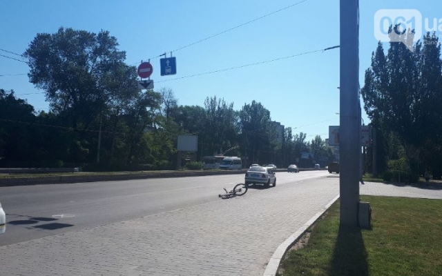 В центре Запорожья микроавтобус сбил велосипедиста (ФОТО) Фото № 1 В центре Запорожья микроавтобус сбил велосипедиста (ФОТО) Фото № 1