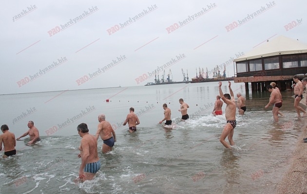 Как запорожцы отмечают Крещение в Азовском море Фото № 1 Как запорожцы отмечают Крещение в Азовском море Фото № 1
