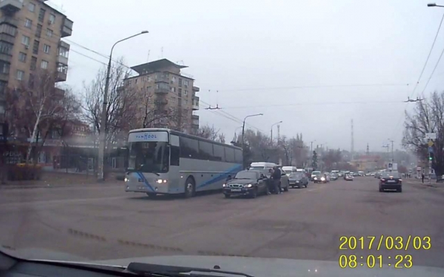 Смотрите: видео с места ДТП в центре Запорожья Фото № 0 Смотрите: видео с места ДТП в центре Запорожья Фото № 0