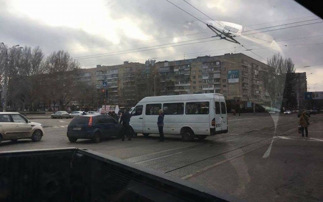 В Запорожье разбили очередную маршрутку (ФОТО) Фото № 1 В Запорожье разбили очередную маршрутку (ФОТО) Фото № 1
