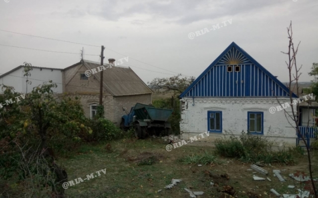 Грузовик протаранил забор и врезался в жилой дом (ФОТО) Фото № 0 Грузовик протаранил забор и врезался в жилой дом (ФОТО) Фото № 0
