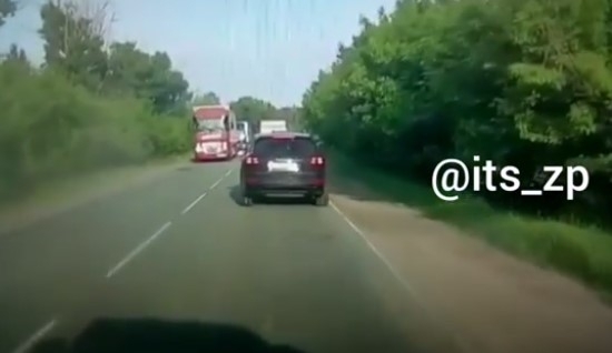 На запорожской трассе водитель легковушки при обгоне чуть не устроил масштабное ДТП (ВИДЕО) Фото № 0 На запорожской трассе водитель легковушки при обгоне чуть не устроил масштабное ДТП (ВИДЕО) Фото № 0