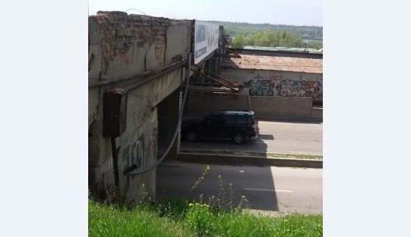 Запорожцы бьют тревогу: В городе разрушается наземный переход, куски летят на автомобили и городской транспорт (ФОТО) Фото № 3 Запорожцы бьют тревогу: В городе разрушается наземный переход, куски летят на автомобили и городской транспорт (ФОТО) Фото № 3