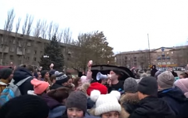 Запорожский блогер кормил горожан бургерами (ВИДЕО) Фото № 0 Запорожский блогер кормил горожан бургерами (ВИДЕО) Фото № 0