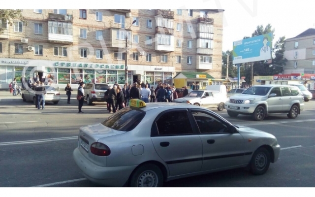 В Запорожской области толпа едва не разорвала автомобилиста, который сбил ребёнка (ФОТО) Фото № 3 В Запорожской области толпа едва не разорвала автомобилиста, который сбил ребёнка (ФОТО) Фото № 3