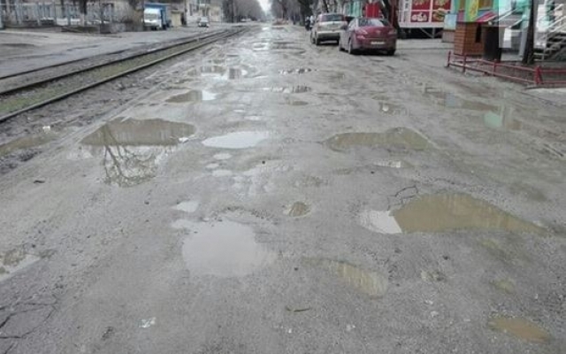 Фотофакт: Жители Запорожья ломают ноги прямо в центре города Фото № 5 Фотофакт: Жители Запорожья ломают ноги прямо в центре города Фото № 5