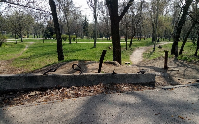 В сети показали масштабы разрушений главного запорожского парка (ФОТО) Фото № 2 В сети показали масштабы разрушений главного запорожского парка (ФОТО) Фото № 2