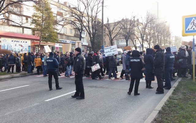 В центре Запорожья митингующие заблокировали дорогу (ФОТО) Фото № 6 В центре Запорожья митингующие заблокировали дорогу (ФОТО) Фото № 6
