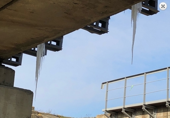 Пешеходов и водителей пугает мост (ФОТО) Фото № 1 Пешеходов и водителей пугает мост (ФОТО) Фото № 1
