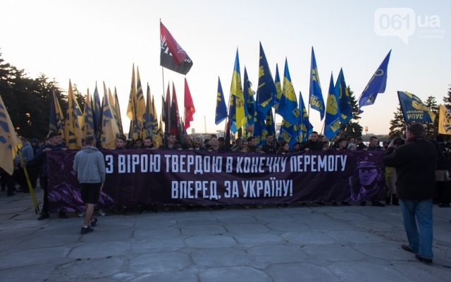 Смотрите: в центре Запорожья прошло факельное шествие Фото № 2 Смотрите: в центре Запорожья прошло факельное шествие Фото № 2